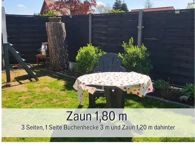 Ein Garten an der Unterkunft Ferienhaus Odisheim - Hunde herzlich willkommen - hoher Zaun - Terrasse mit Überdachung - familienfreundlich