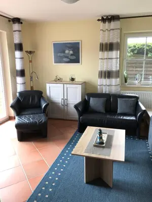 Ein Sitzbereich in der Unterkunft Ferienwohnung Kuhlmann Wurster Nordseeküste