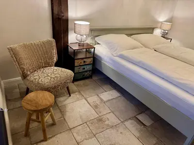 Ein Bett oder Betten in einem Zimmer der Unterkunft Oolt Huus No 2 I exklusives Wohnen im denkmalgeschützten Reetdachhaus