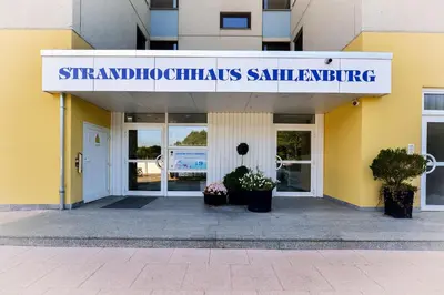 Eine Fassade oder ein Eingang zu Strandhochhaus SA05