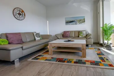 Ein Sitzbereich in der Unterkunft Strandhochhaus SA05