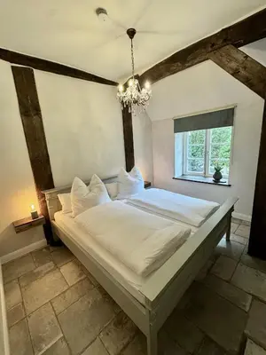 Ein Bett oder Betten in einem Zimmer der Unterkunft Oolt Huus No 1 I exklusives Wohnen im denkmalgeschützten Reetdachhaus