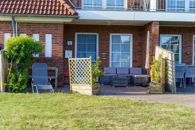 Ein Garten an der Unterkunft Gleich hinterm Deich 2