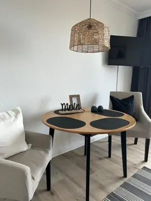 Ein Sitzbereich in der Unterkunft Fewo Schröder - Pier 5 - Strandkorb am Meer - seitlicher Meerblick - inklusiv Bettwäsche und Handtücher