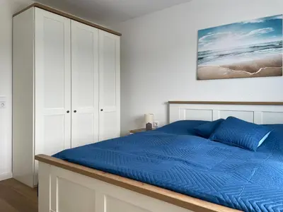 Ein Bett oder Betten in einem Zimmer der Unterkunft Strandleev - strandnahe Ferienwohnung inklusive Saisonstrandkorb mit 3 Schlafzimmern in Duhnen