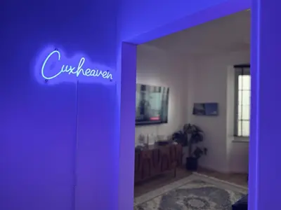 TV/Unterhaltungsangebot in der Unterkunft CuxHeaven - modernes Studio-Apartment direkt am Meer mit 65 Zoll TV und Tiefgarage in Duhnen