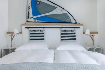 Ein Bett oder Betten in einem Zimmer der Unterkunft Haus Deichkieker Apartment 3 1 Strandsegler