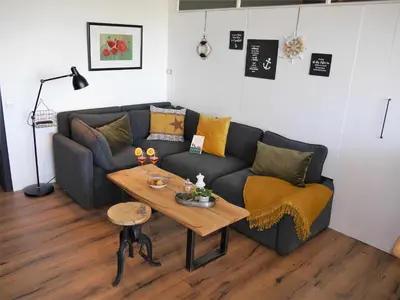 Ein Sitzbereich in der Unterkunft Ferienwohnung Deichbude 13 im Hochhaus