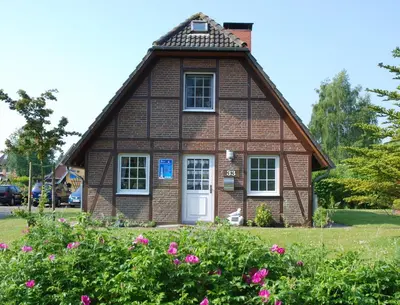 Ein Garten an der Unterkunft 4 Personen Fachwerkhaus in erster Reihe zum Deich mit Badewanne und Kamin