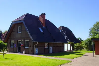 Das Gebäude in dem sich das Ferienhaus befindet