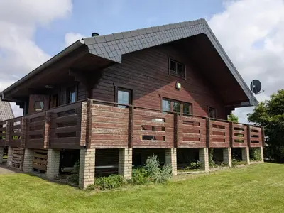 Das Gebäude in dem sich das Ferienhaus befindet