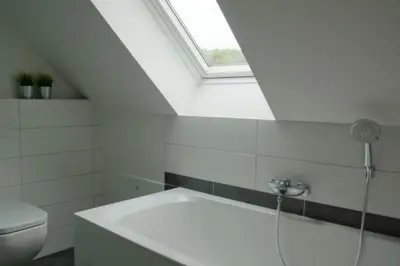 Ein Badezimmer in der Unterkunft 6 Personen Ferienhaus mit zwei Duschen und Toiletten, Sauna, Whirlpool und Kaminofen in Otterndorf