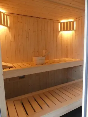 Grundriss der Unterkunft 6 Personen Ferienhaus mit zwei Duschen und Toiletten, Sauna, Whirlpool und Kaminofen in Otterndorf