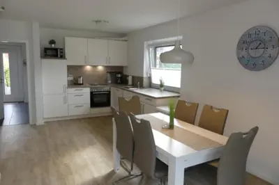 Küche/Küchenzeile in der Unterkunft 6 Personen Ferienhaus mit zwei Duschen und Toiletten, Sauna, Whirlpool und Kaminofen in Otterndorf