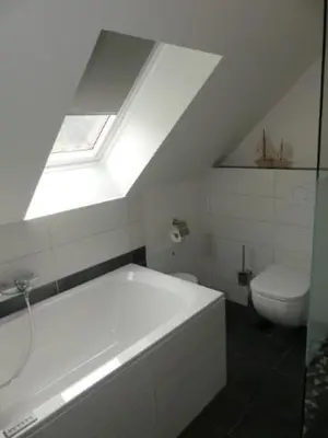 Ein Badezimmer in der Unterkunft 6 Personen Ferienhaus mit Sauna, Whirlpool, zwei Duschen sowie Kaminofen in Otterndorf