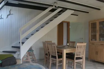 Ein Sitzbereich in der Unterkunft 6 Personen Ferienhaus mit 4 Schlafzimmern, Infrarotwaermekabine, mit Blick auf den Weltschiffahrtsweg in Otterndorf