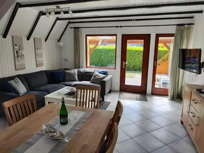 Ein Sitzbereich in der Unterkunft 6 Personen Ferienhaus mit 4 Schlafzimmern, Infrarotwaermekabine, mit Blick auf den Weltschiffahrtsweg in Otterndorf