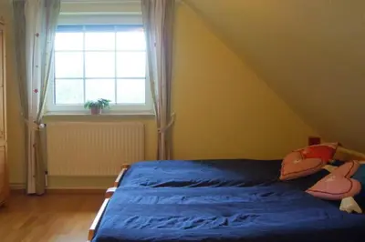 Ein Bett oder Betten in einem Zimmer der Unterkunft 4 Personen Ferienhaus, Garten mit Zaun und Tor