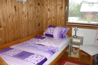Ein Bett oder Betten in einem Zimmer der Unterkunft 4 Personen Ferienhaus mit 3 Schlafzimmern in Otterndorf