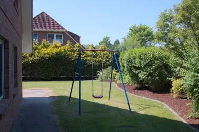Ein Kinderspielbereich in der Unterkunft 6 Personen Ferienhaus Austernfischer mit zwei Toiletten in Otterndorf