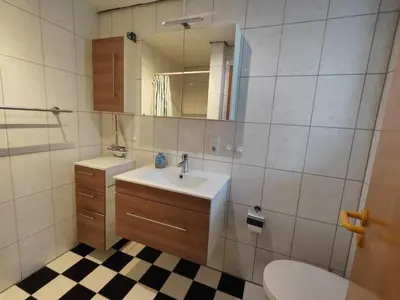 Ein Badezimmer in der Unterkunft 6 Personen Ferienhaus Austernfischer mit zwei Toiletten in Otterndorf