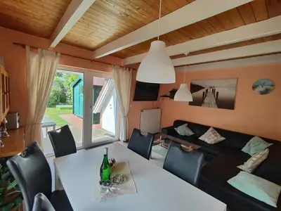 Ein Sitzbereich in der Unterkunft 6 Personen Ferienhaus Austernfischer mit zwei Toiletten in Otterndorf