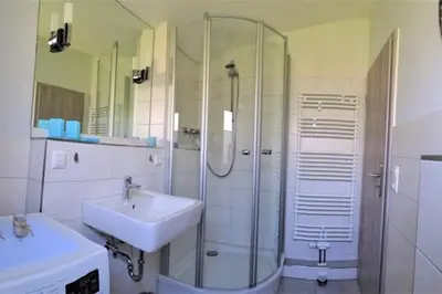 Ein Badezimmer in der Unterkunft 4 Personen Ferienhaus Windrose mit Kanu in Otterndorf