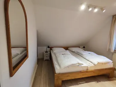 Ein Bett oder Betten in einem Zimmer der Unterkunft 4 Personen Ferienhaus mit zwei Toiletten in Otterndorf