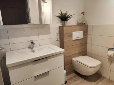 Ein Badezimmer in der Unterkunft 4 Personen Ferienhaus mit zwei Toiletten in Otterndorf