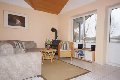 Ein Sitzbereich in der Unterkunft 4 Personen Ferienhaus mit Kanu, Kaminofen und herrlichem Seeblick in Otterndorf
