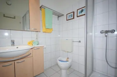 Ein Badezimmer in der Unterkunft 4 Personen Ferienhaus mit Kanu, Kaminofen und herrlichem Seeblick in Otterndorf