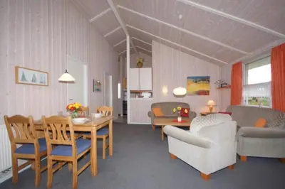 Ein Sitzbereich in der Unterkunft 4 Personen Angler-Ferienhaus mit privatem Bootsteg, direkter Seelage, Kanu und Sauna in Otterndorf