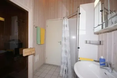 Ein Badezimmer in der Unterkunft 4 Personen Angler-Ferienhaus mit privatem Bootsteg, direkter Seelage, Kanu und Sauna in Otterndorf