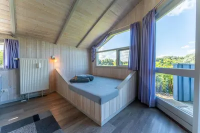 Ein Bett oder Betten in einem Zimmer der Unterkunft 4 Personen Ferienhaus mit Kaminofen, Kanu und herrlichem Seeblick in Otterndorf