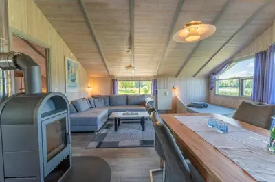Ein Sitzbereich in der Unterkunft 4 Personen Ferienhaus mit Kaminofen, Kanu und herrlichem Seeblick in Otterndorf