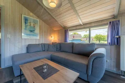 Ein Sitzbereich in der Unterkunft 4 Personen Ferienhaus mit Kaminofen, Kanu und herrlichem Seeblick in Otterndorf