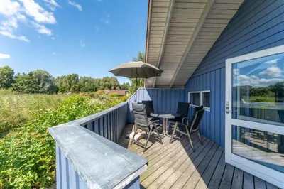Ein Garten an der Unterkunft 4 Personen Ferienhaus mit Kaminofen, Kanu und herrlichem Seeblick in Otterndorf