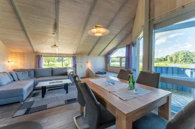 Ein Sitzbereich in der Unterkunft 4 Personen Ferienhaus mit Kaminofen, Kanu und herrlichem Seeblick in Otterndorf