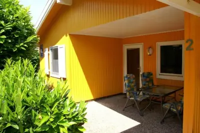 Das Gebäude in dem sich das Ferienhaus befindet