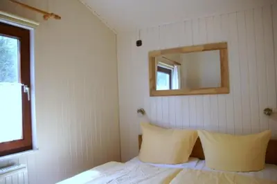 Ein Bett oder Betten in einem Zimmer der Unterkunft 6 Personen Ferienhaus mit zwei Toiletten und Carport in zweiter Reihe zum Deich in Otterndorf