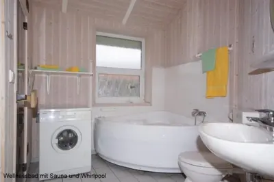 Ein Badezimmer in der Unterkunft 6 Personen Ferienhaus mit privatem Bootsteg, dikekter Seelage, Kanu, Whirlpool, Sauna und Kaminofen in Otterndorf