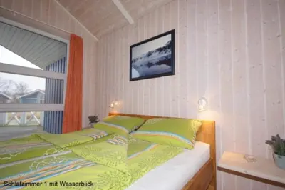 Ein Bett oder Betten in einem Zimmer der Unterkunft 6 Personen Ferienhaus mit privatem Bootsteg, dikekter Seelage, Kanu, Whirlpool, Sauna und Kaminofen in Otterndorf