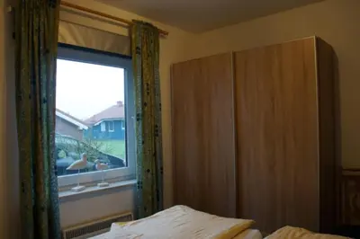 Ein Bett oder Betten in einem Zimmer der Unterkunft 5 Personen Ferienhaus mit Kaminofen in erster Reihe hinterm Deich in Otterndorf