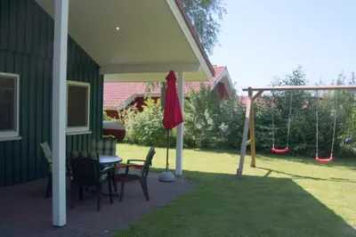 Ein Kinderspielbereich in der Unterkunft 5 Personen Ferienhaus mit Kaminofen in erster Reihe hinterm Deich in Otterndorf