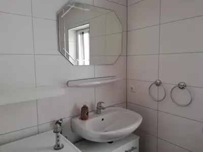 Ein Badezimmer in der Unterkunft 5 Personen Ferienhaus mit Kaminofen in erster Reihe hinterm Deich in Otterndorf
