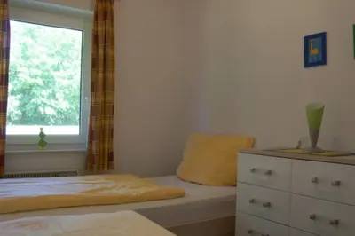 Ein Bett oder Betten in einem Zimmer der Unterkunft 5 Personen Ferienhaus mit Kaminofen in erster Reihe hinterm Deich in Otterndorf