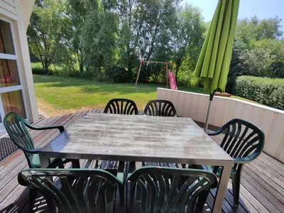 Ein Garten an der Unterkunft 6 Personen kinderfreundliches Ferienhaus mit Sauna, Whirlpool und Kaminofen in Otterndorf