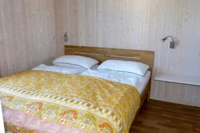 Ein Bett oder Betten in einem Zimmer der Unterkunft 6 Personen kinderfreundliches Ferienhaus mit Sauna, Whirlpool und Kaminofen in Otterndorf