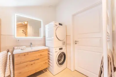Ein Badezimmer in der Unterkunft 4 Personen ebenerdiges, barrierefreies Ferienhaus in erster Reihe zum See in Otterndorf