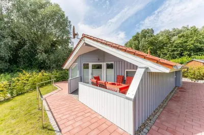Ein Garten an der Unterkunft 4 Personen ebenerdiges, barrierefreies Ferienhaus in erster Reihe zum See in Otterndorf